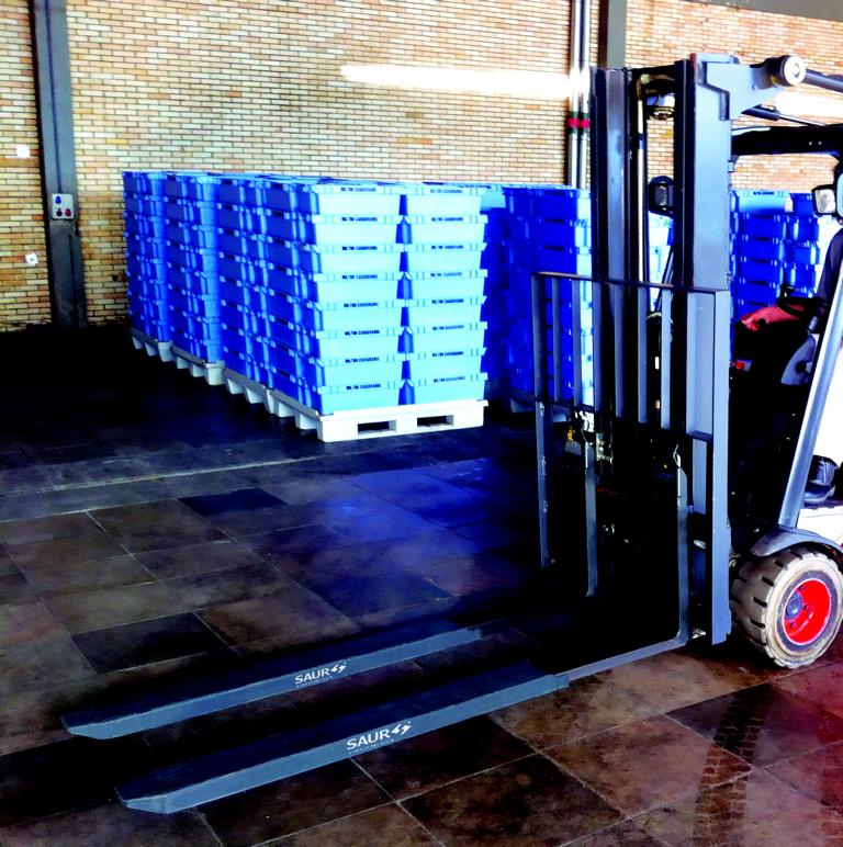 SAUR telescopic forks improve the movement of crates of grapes 