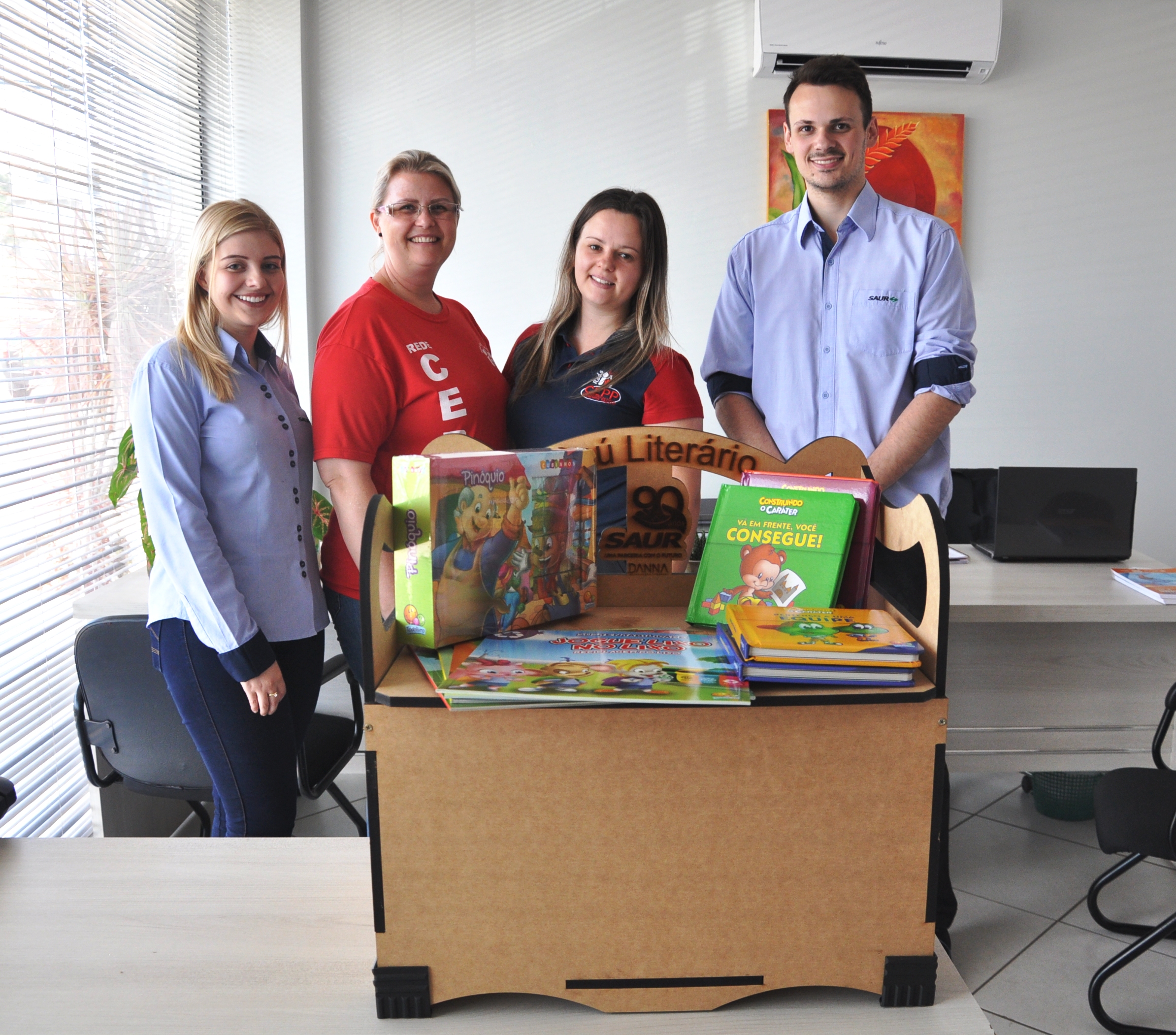 SAUR incentiva la lectura con entrega de Cajas Literarios