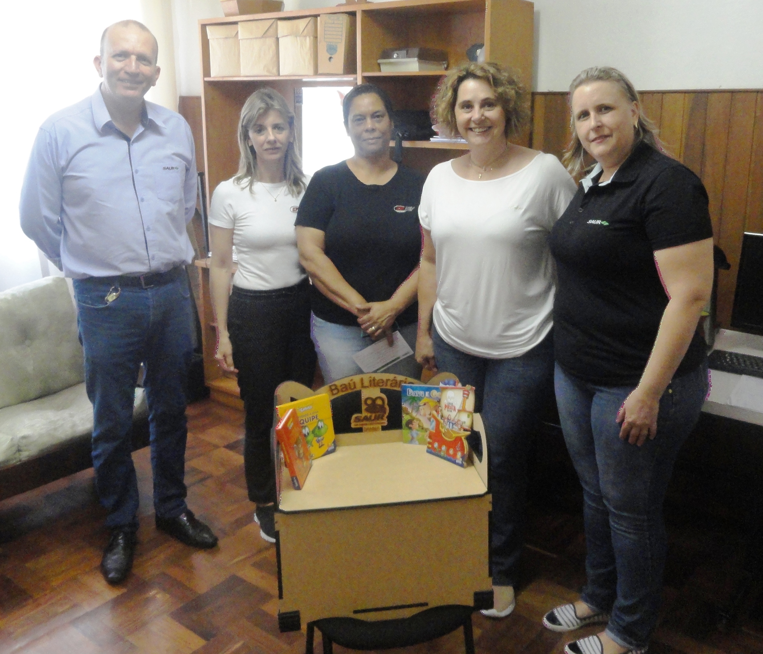 SAUR encourages reading with the delivery of Literary Trunks