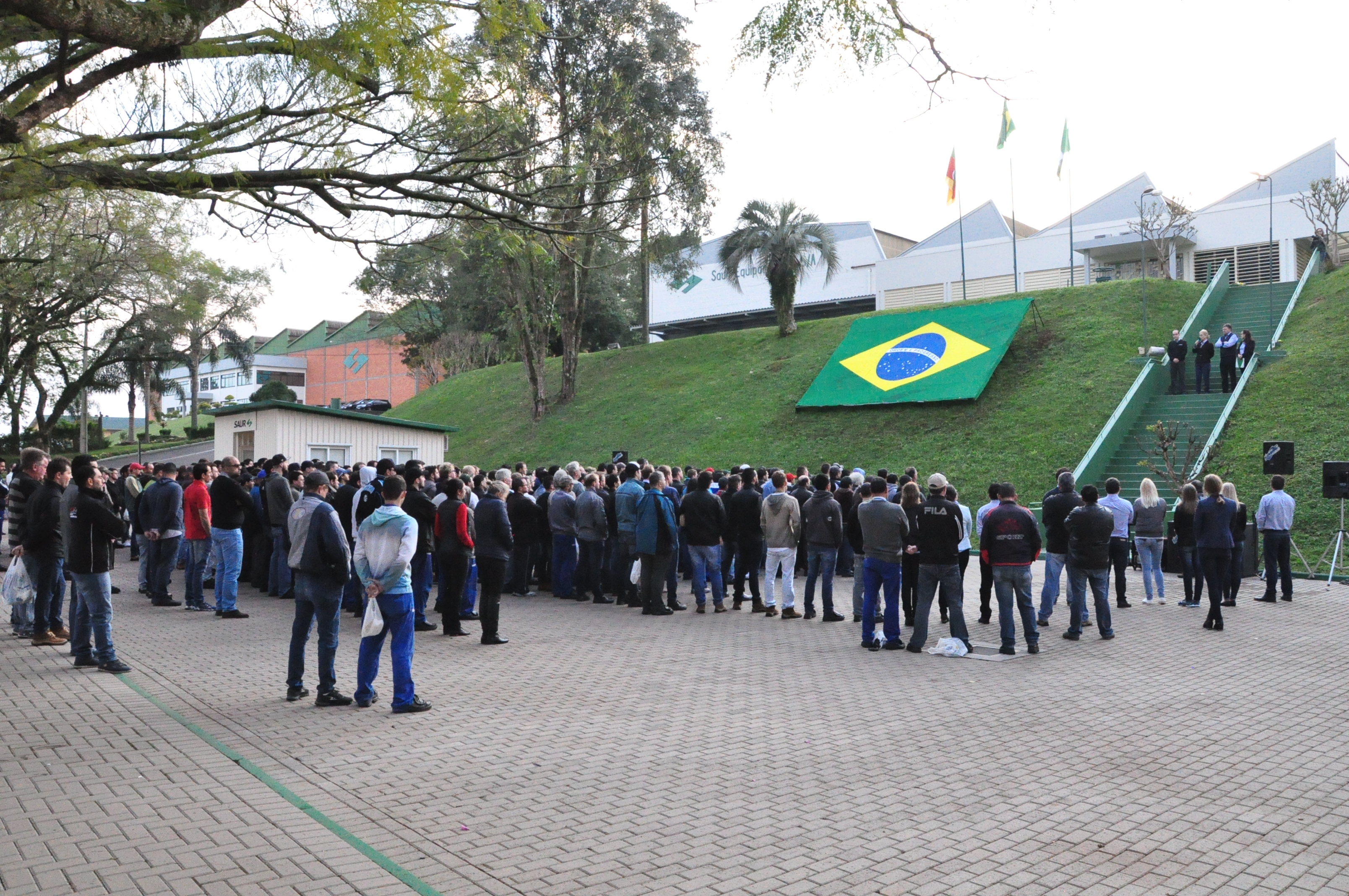 SAUR surpreende ao resgatar momento cívico