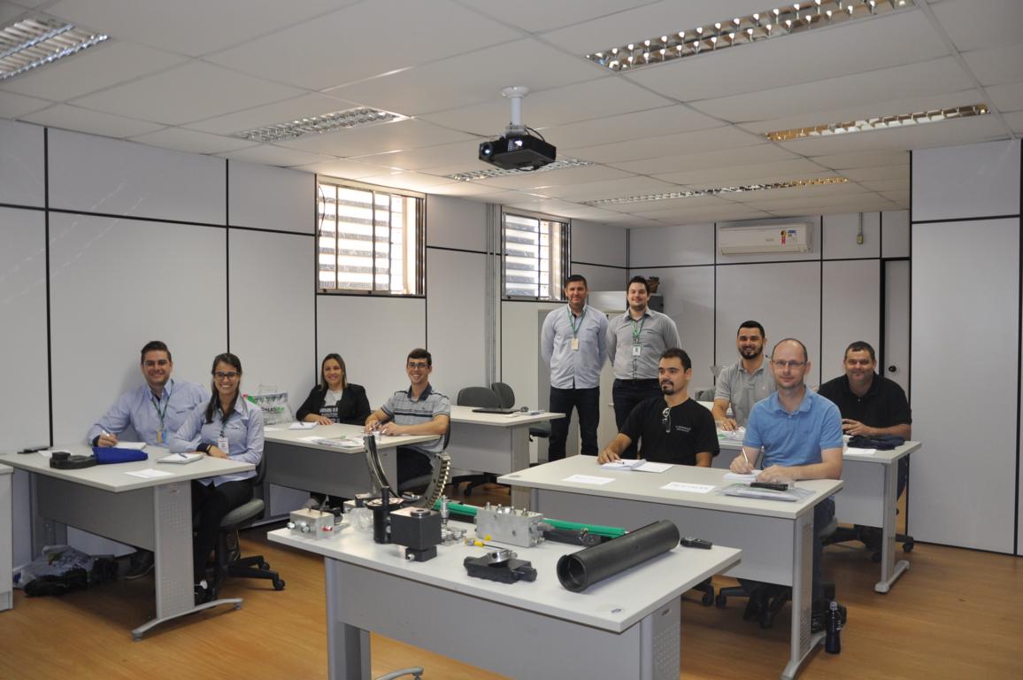 Treinamento de Qualificação Técnica  em Equipamentos para  Empilhadeiras e Industrial 