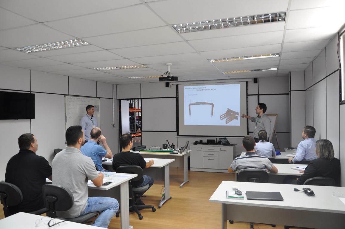 Treinamento de Qualificação Técnica  em Equipamentos para  Empilhadeiras e Industrial 