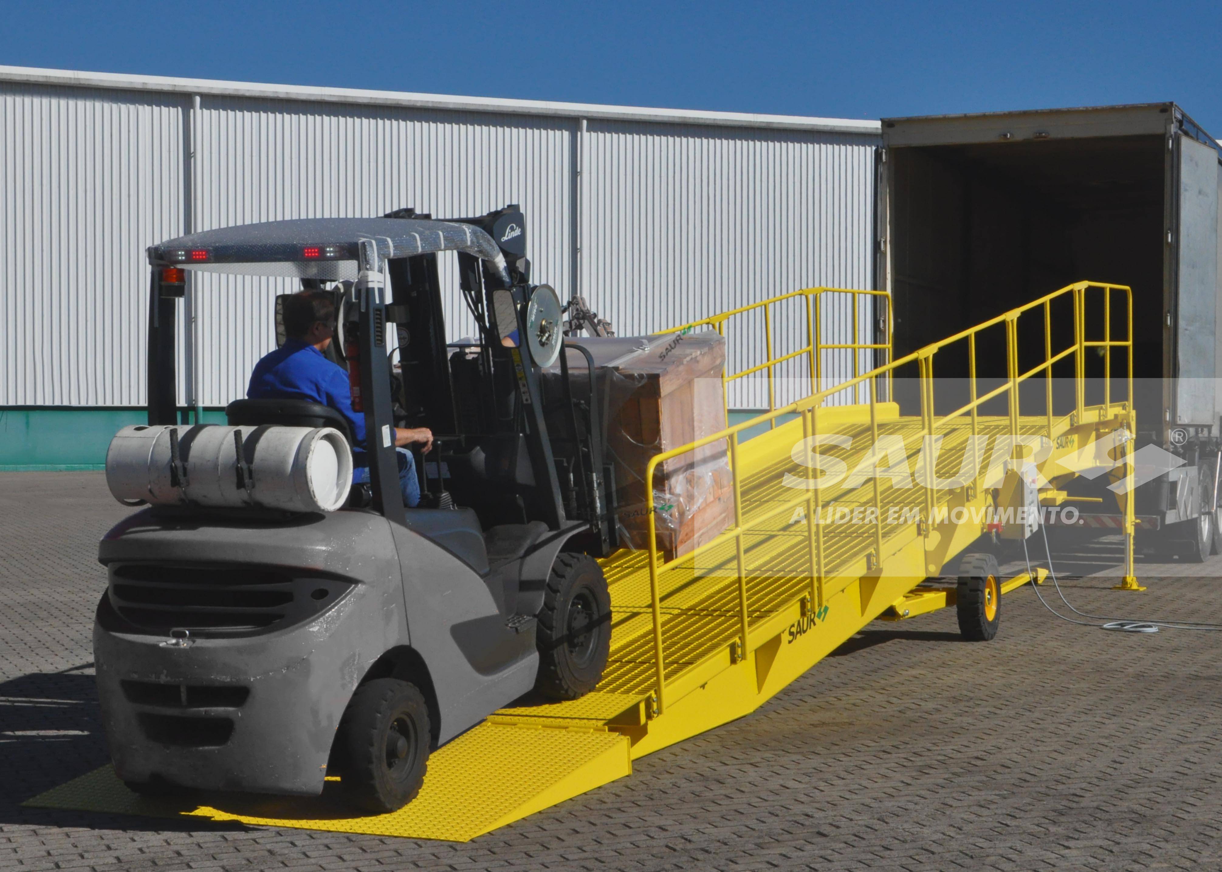 Towable Hydraulic Yard Ramp 