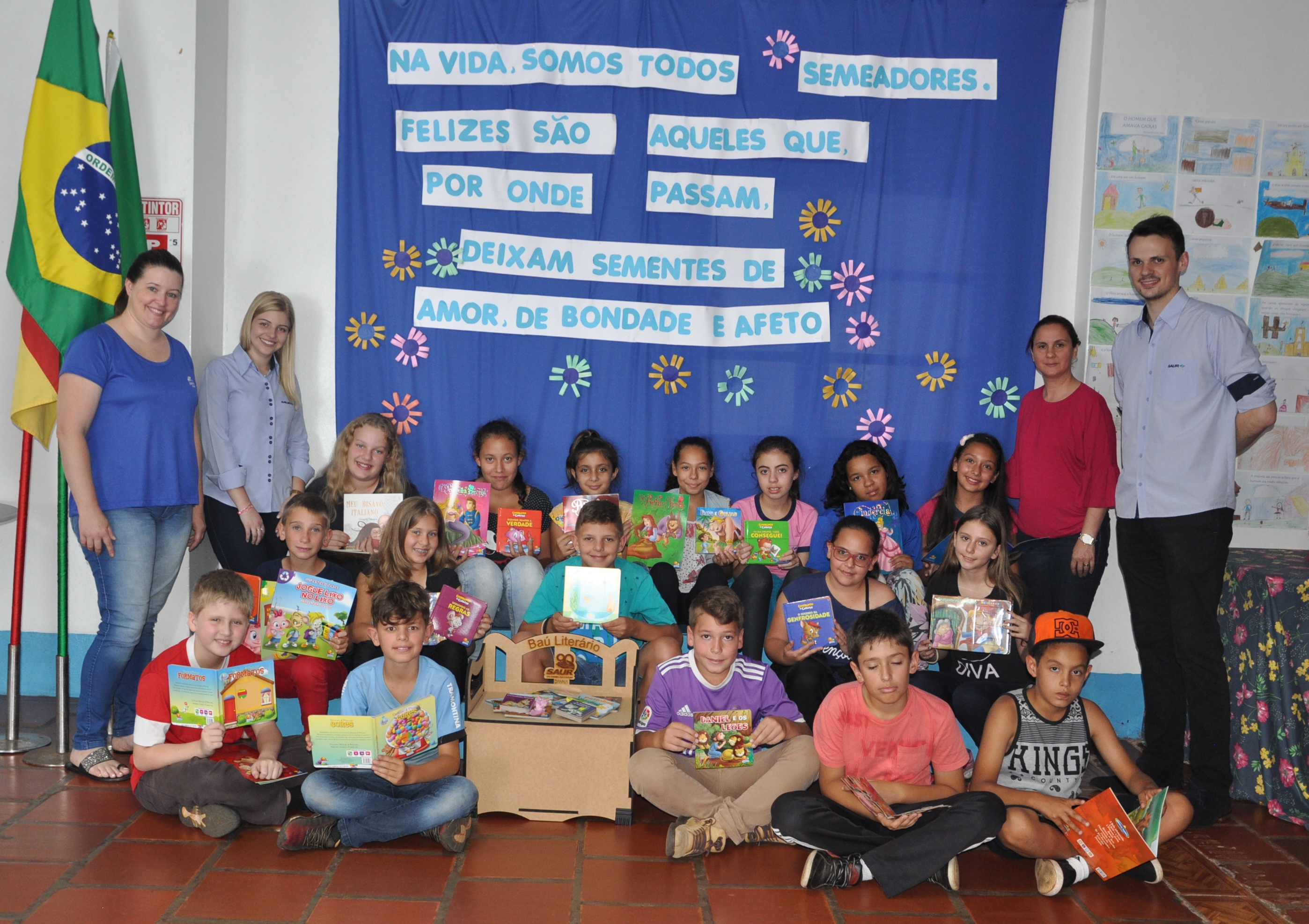 SAUR incentiva a leitura com entrega de Baús Literários