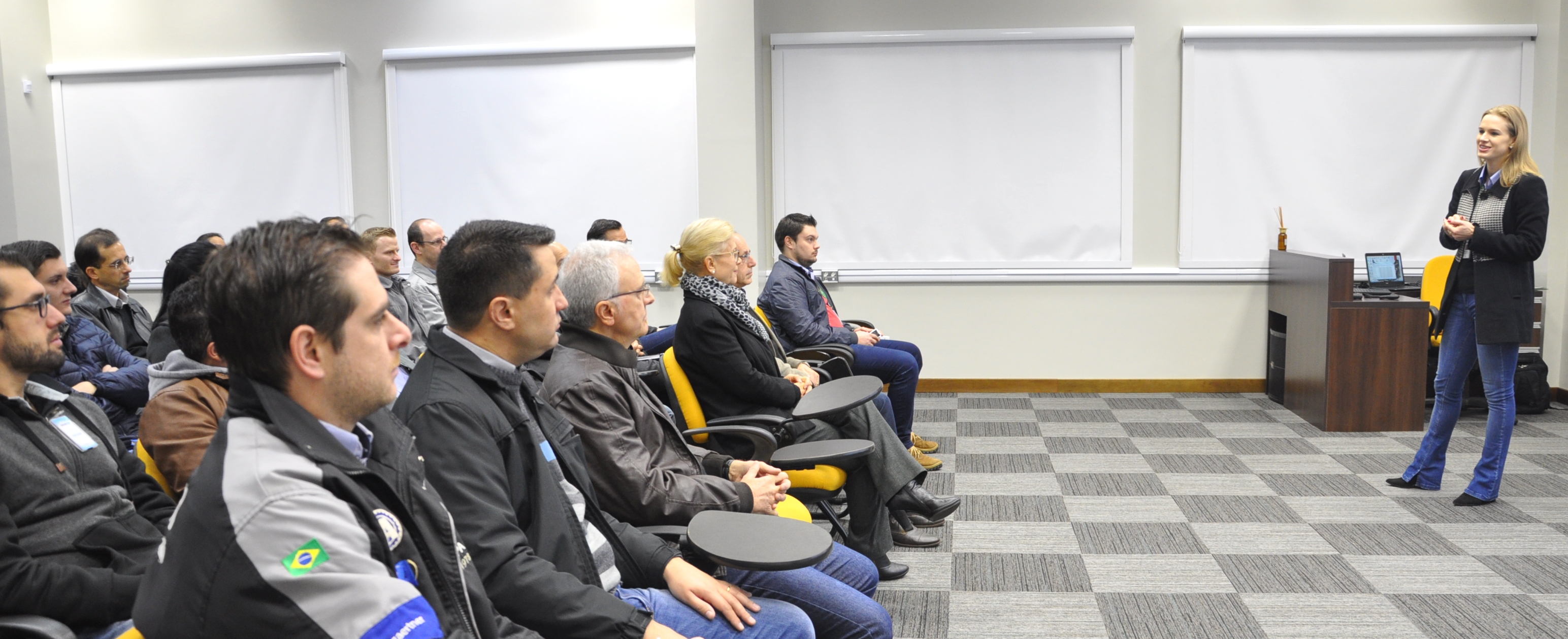 Foto_3_-_Equipe_Comercial_Industrial_Sra._Miriam