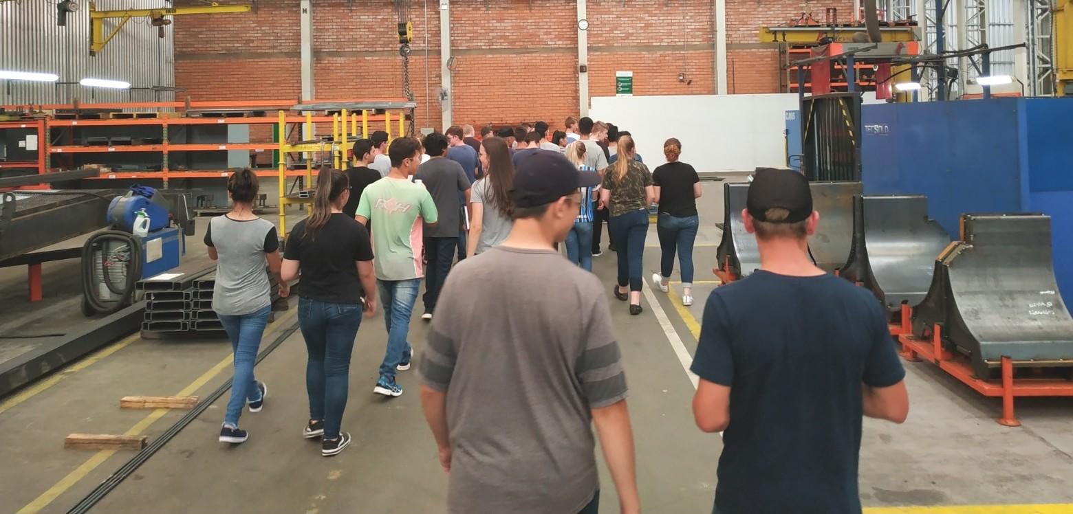 Futuros alunos do Colégio Evangélico de Panambi visitam a SAUR