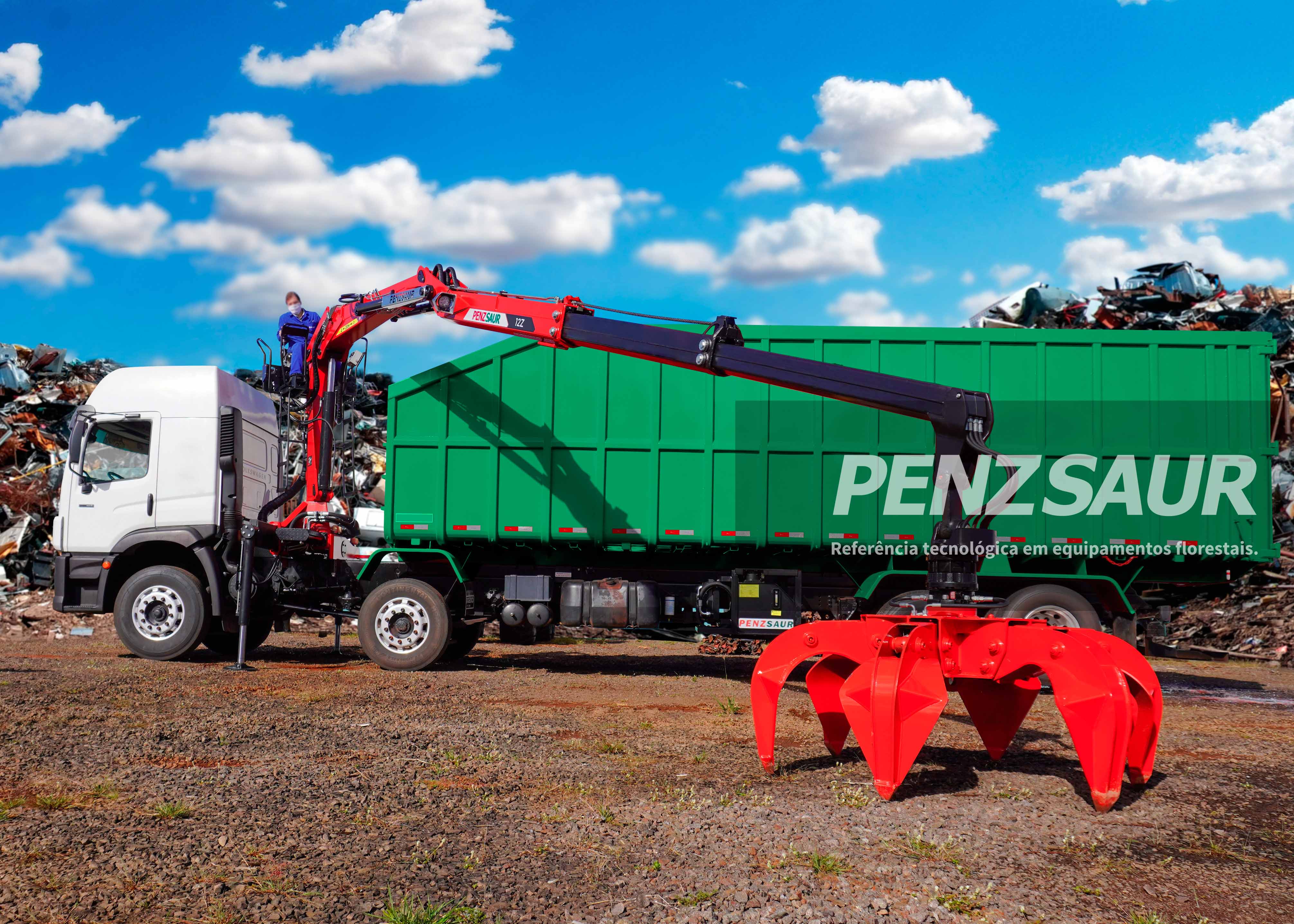 Movimentação de sucatas através da Grua Florestal 12Z PENZSAUR