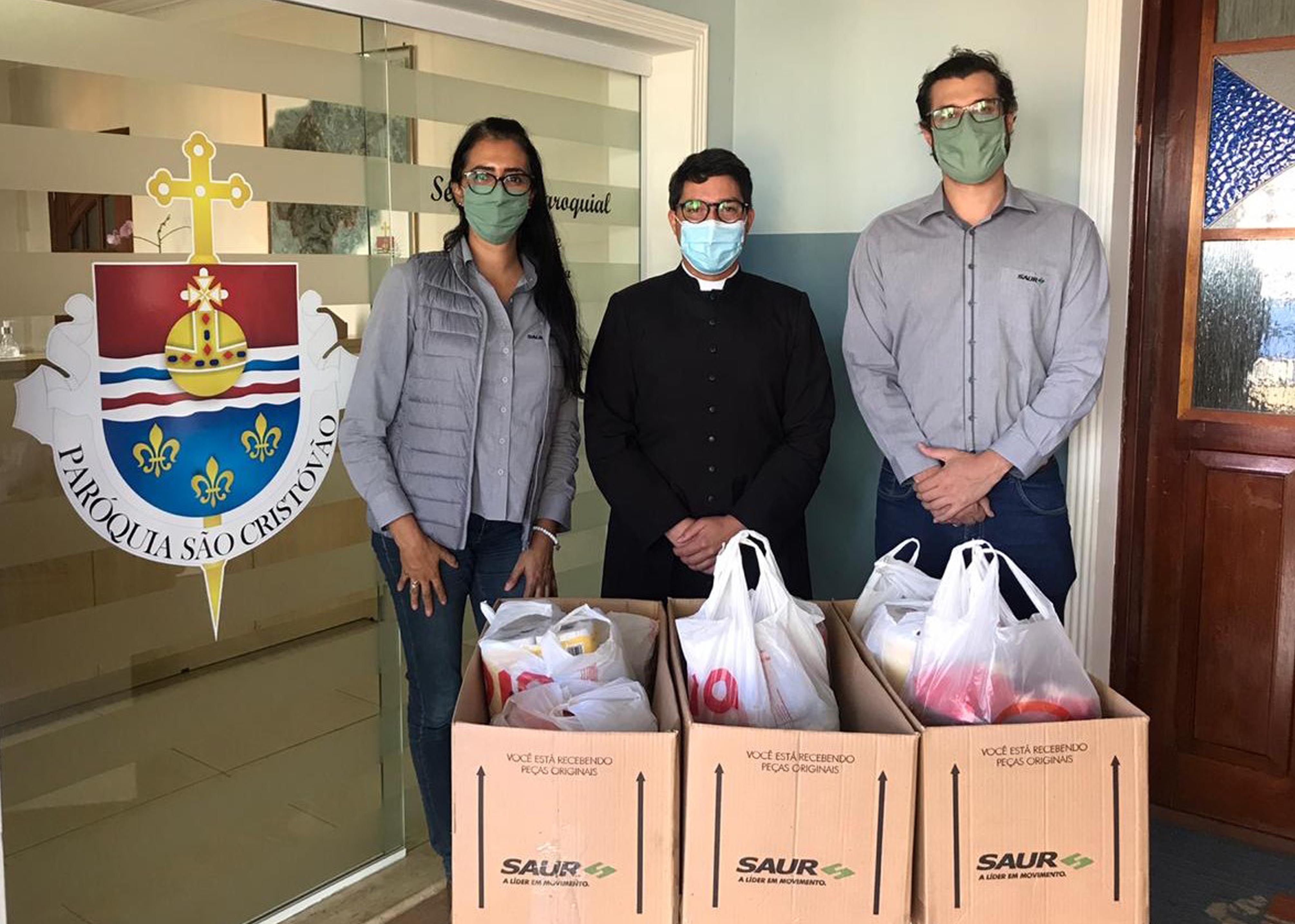 Voluntários da SAUR, de Valinhos, fazem  doação de alimentos