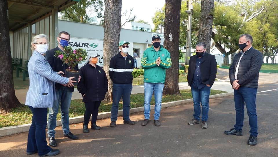 SAUR realiza entrega de flores para a  Prefeitura Municipal de Panambi