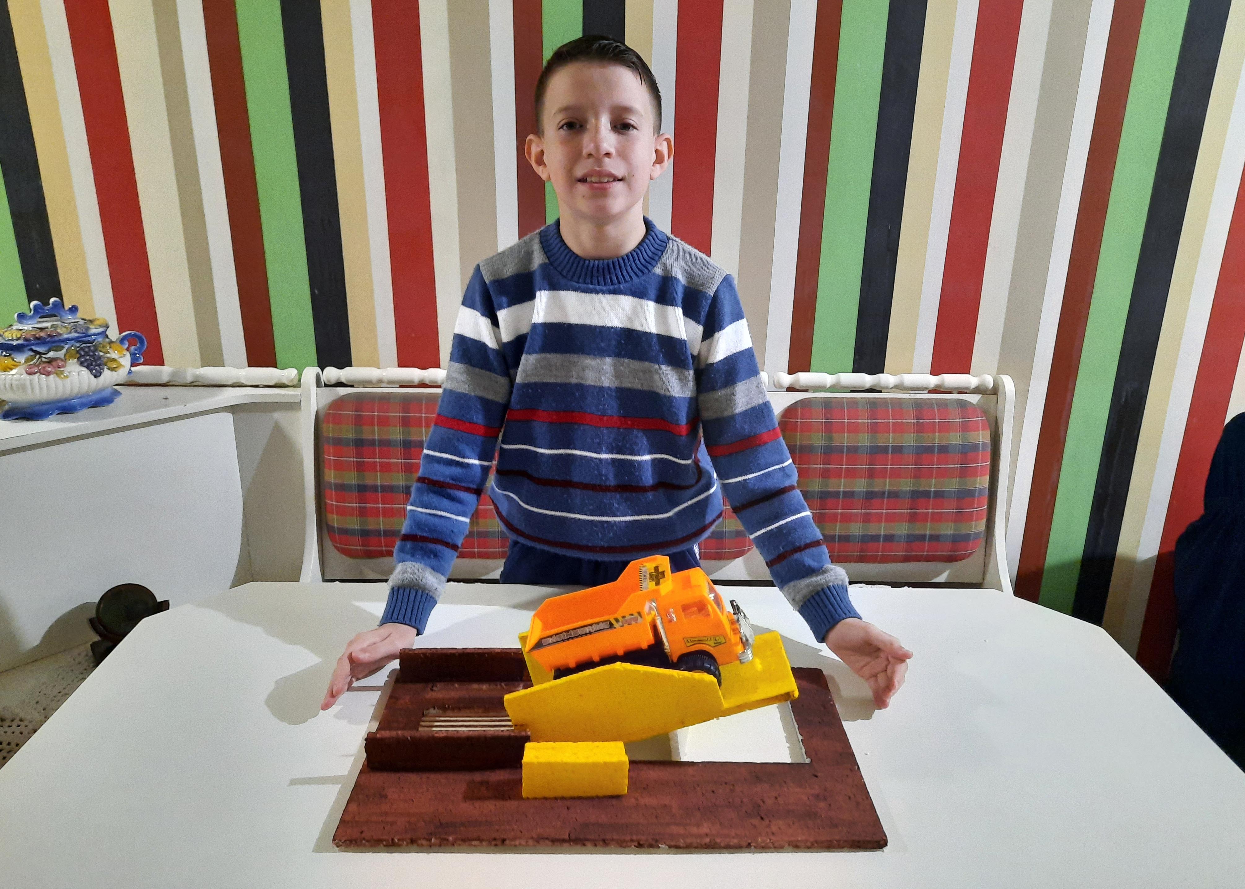 Histórias que Inspiram: Estudante do 5º ano e sua família desenvolvem Maquete da Plataforma de Descarga para Granéis da SAUR