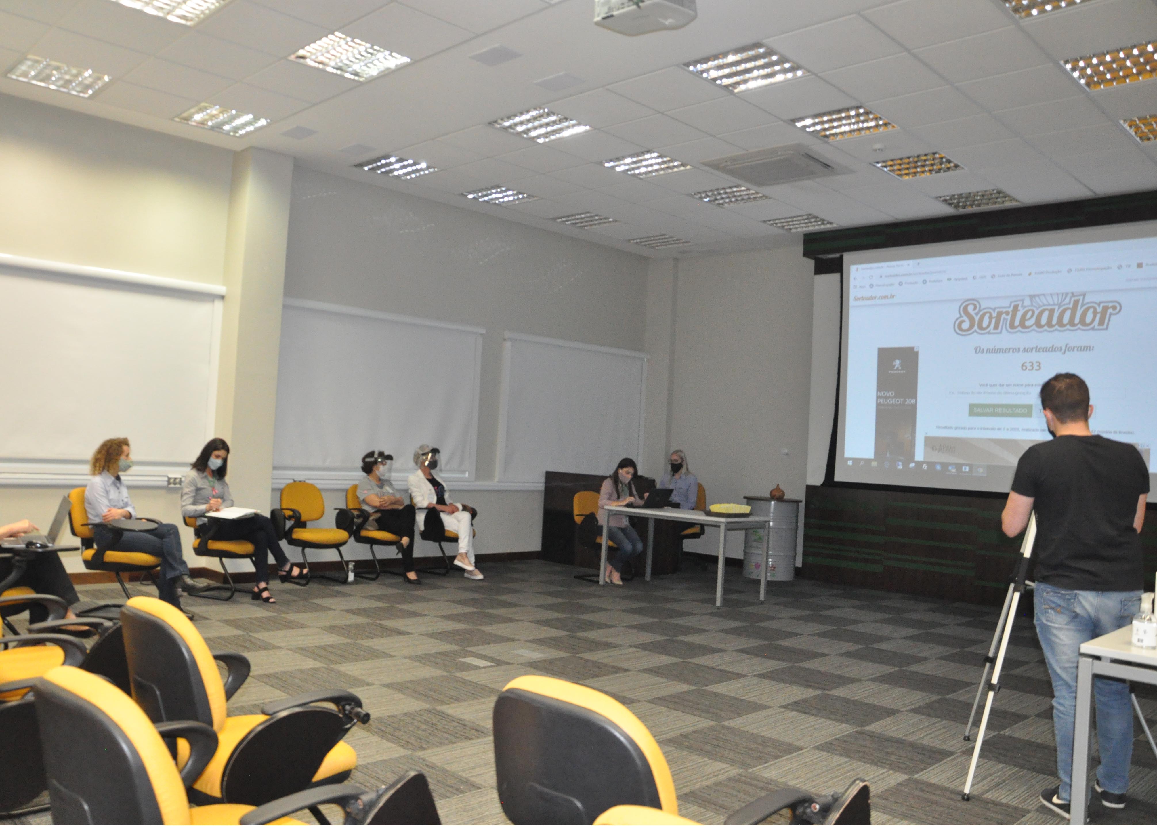 Voluntárias da SAUR realizam Sorteio da Ação Entre Amigos em Prol da Liga Feminina de Combate ao Câncer