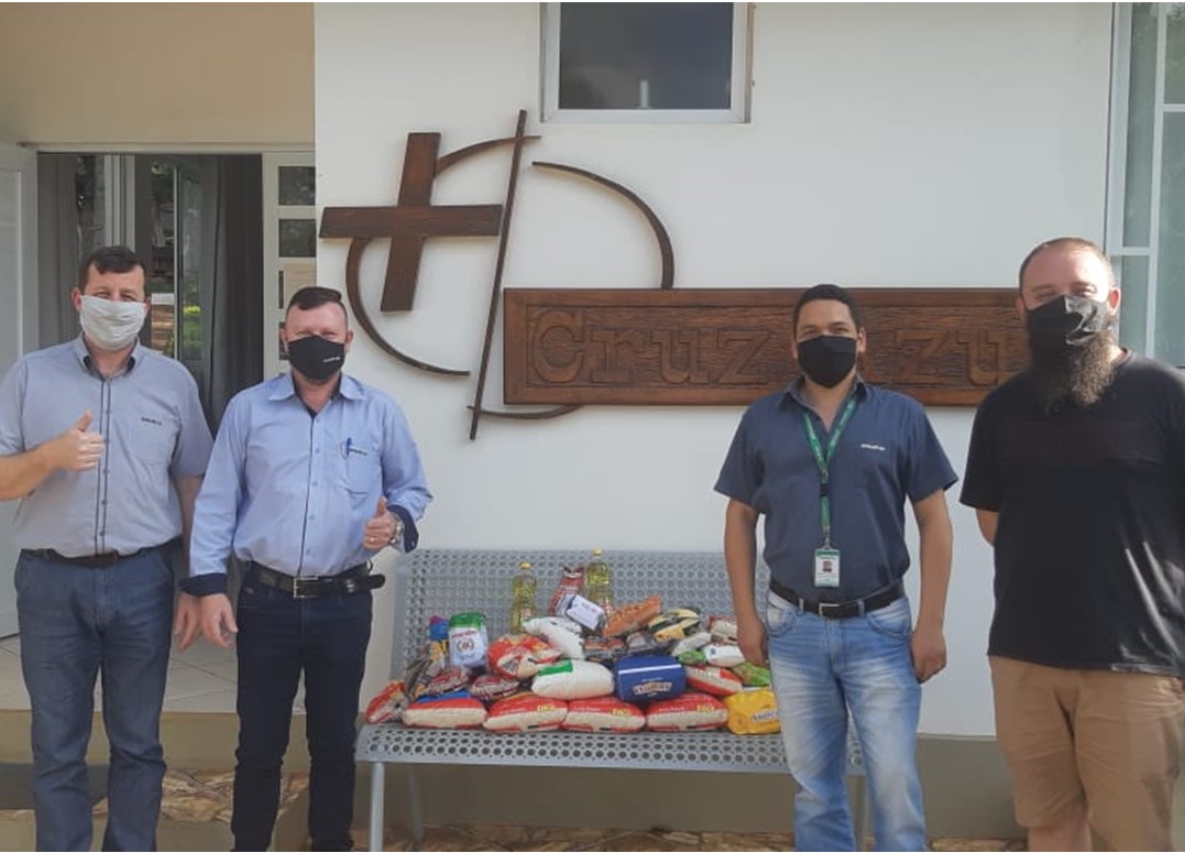 Grupo de Voluntários da SAUR faz doação de alimentos na Cruz Azul