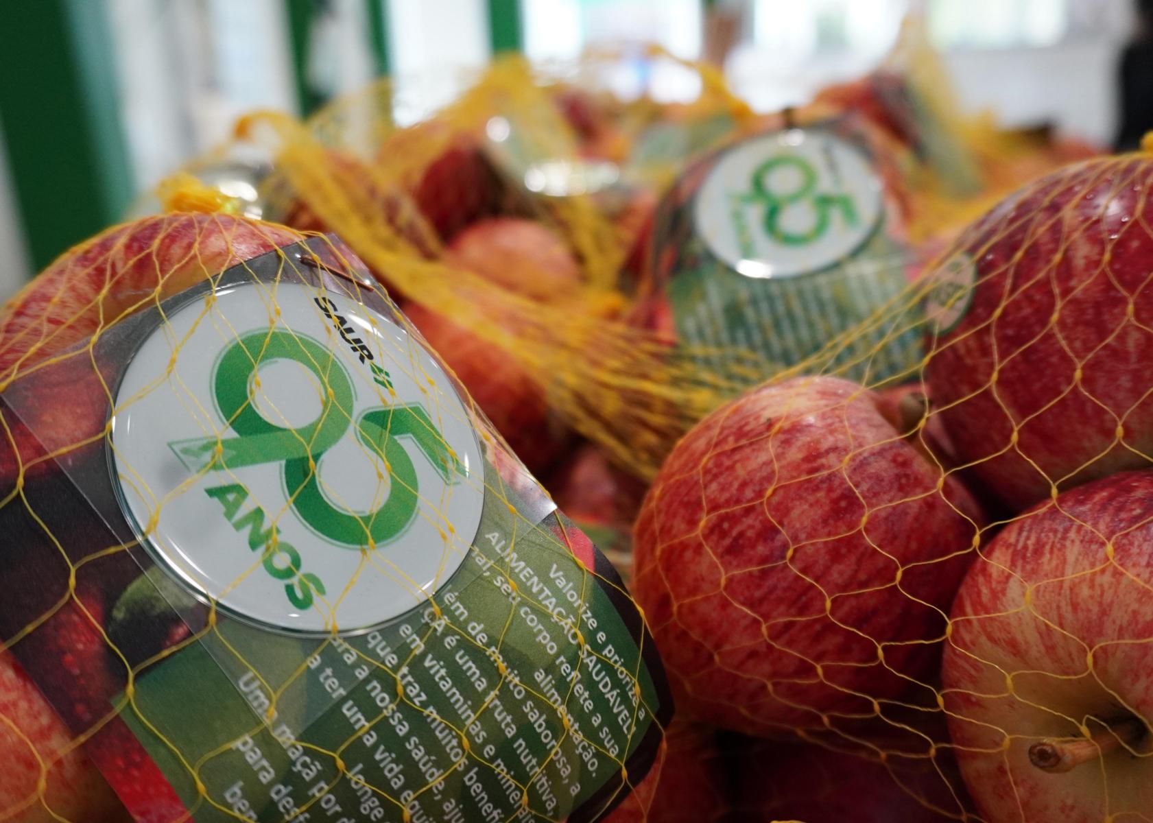 SAUR faz entrega de maçãs para colaboradores, profissionais da saúde, segurança e entidades beneficentes do município