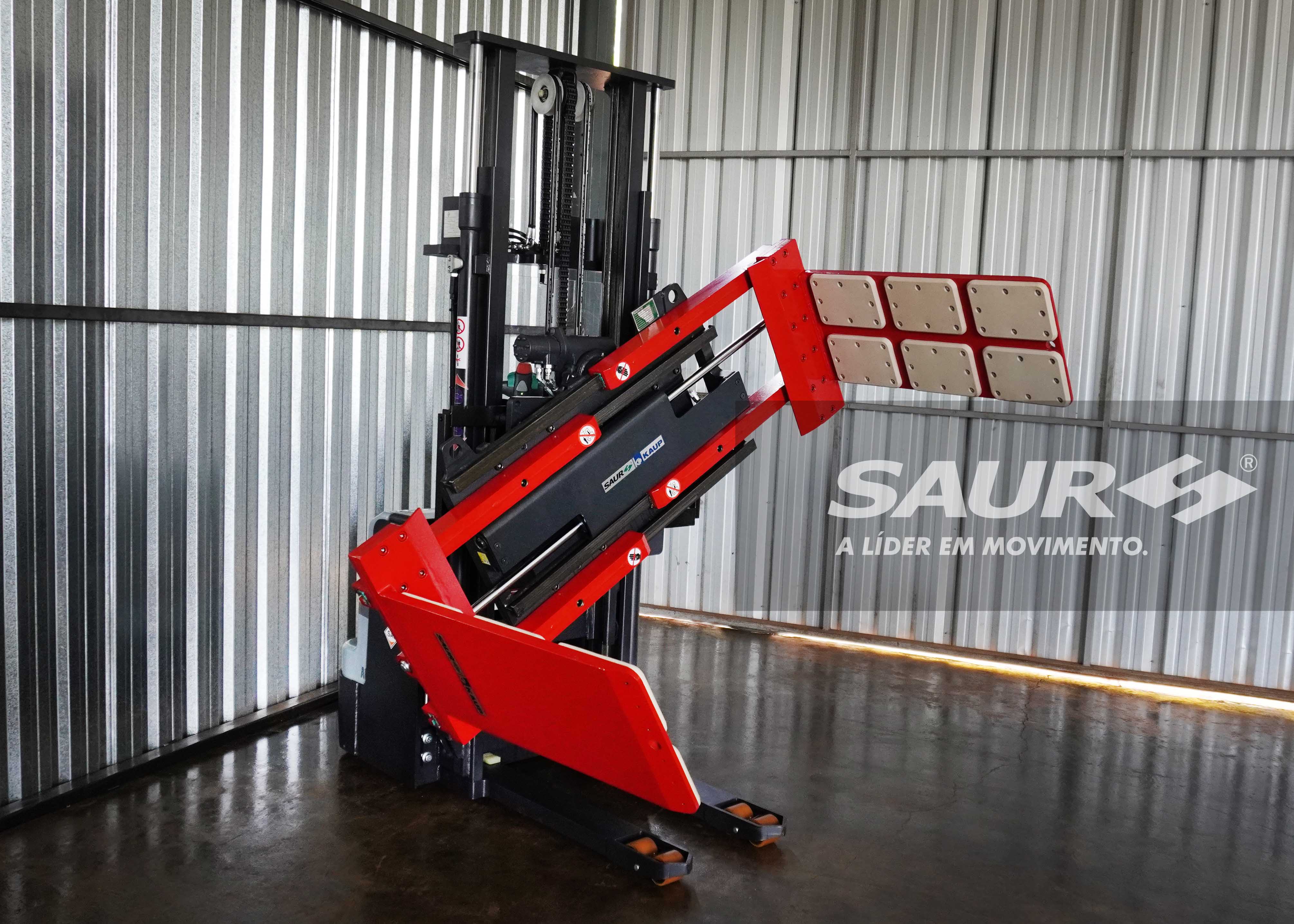 Empilhadeiras elétricas e Garras SAUR: combinação eficiente para a movimentação de cargas com foco sustentável
