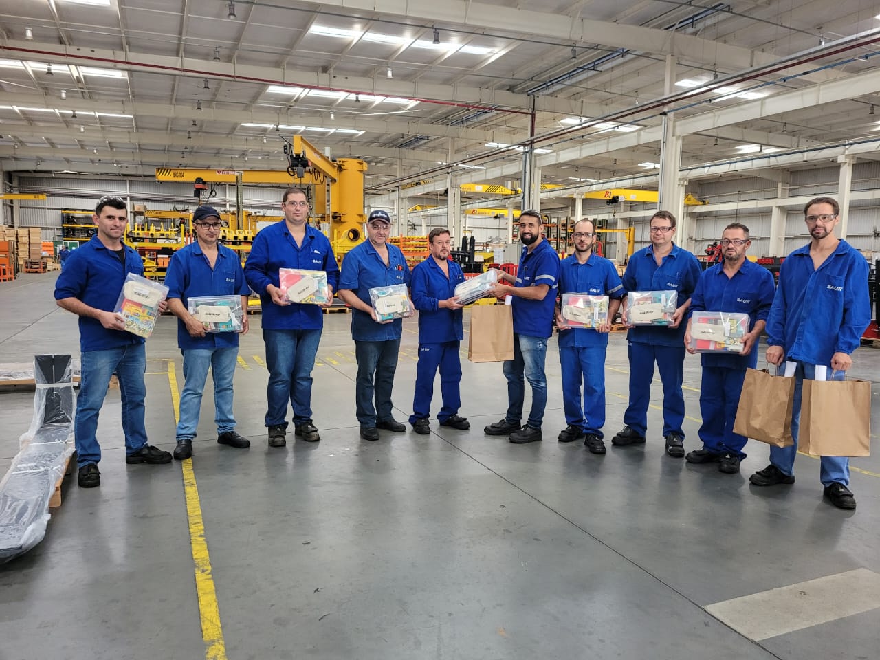 Entrega de Kits Com Materiais Escolares Para os Colaboradores da SAUR