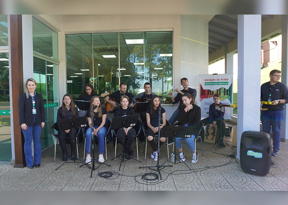 Sextou na SAUR com música