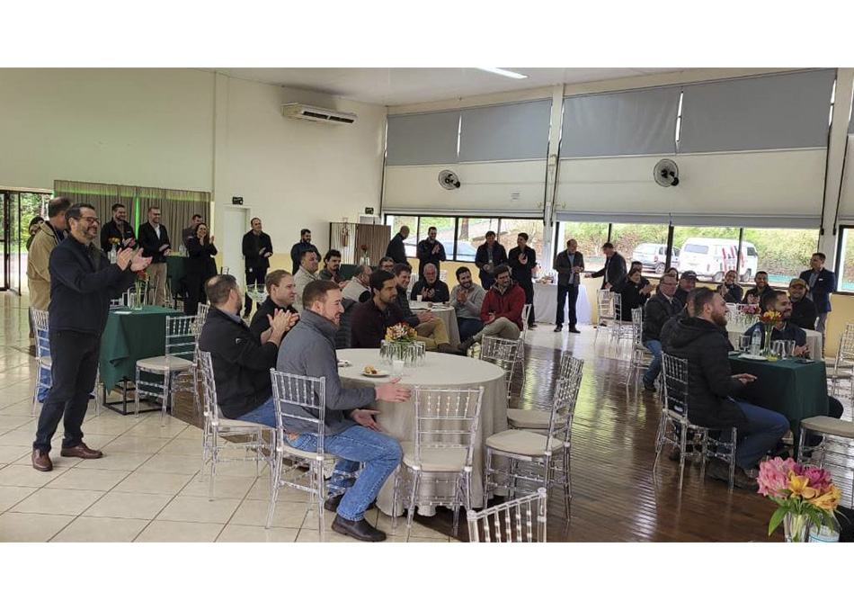 SAUR recebe clientes do Brasil e do Exterior