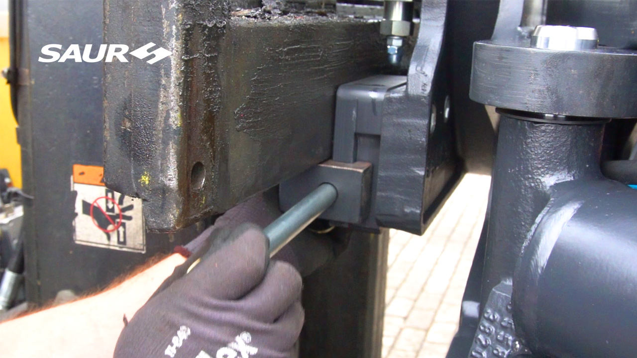 Suporte de Garfos com troca rápida e Engate de Mangueiras Hidráulicas na empilhadeira | SAUR