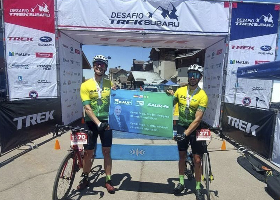 Os colaboradores da SAUR Oscar e Júlio participam de desafio de bicicleta no Chile e prestam homenagem ao Sr. Otmar Kaup