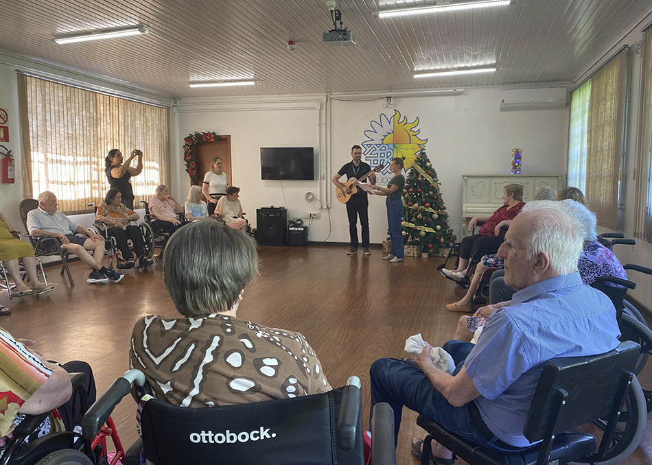 SAUR comemora o Natal com os moradores dos Lares de Idosos de Panambi