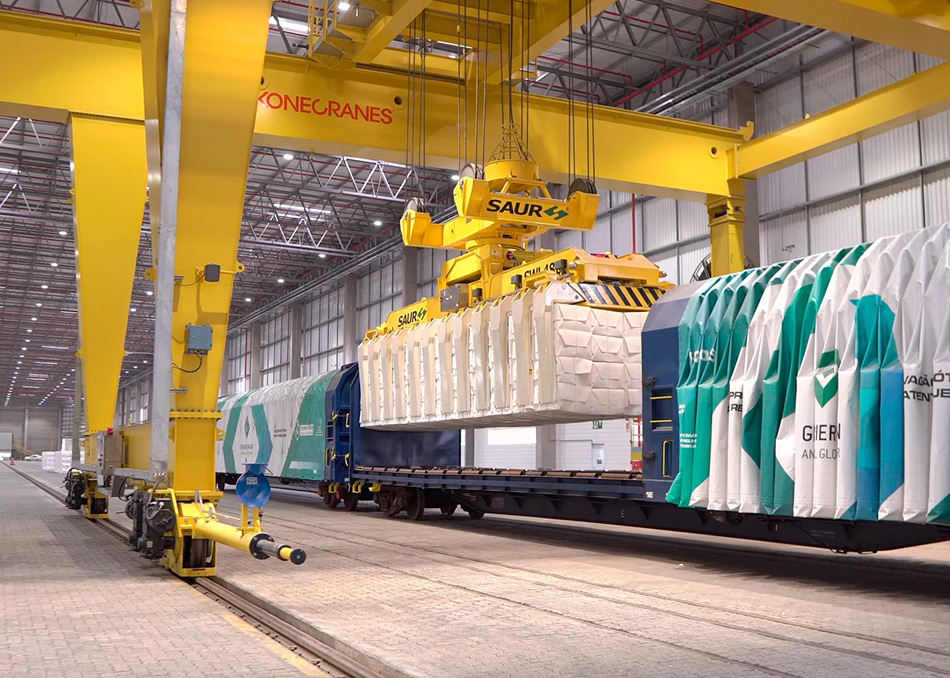 Spreader Clamp e Garra Hidráulica 80 SAUR operando em Eldorado | Soluções para Portos