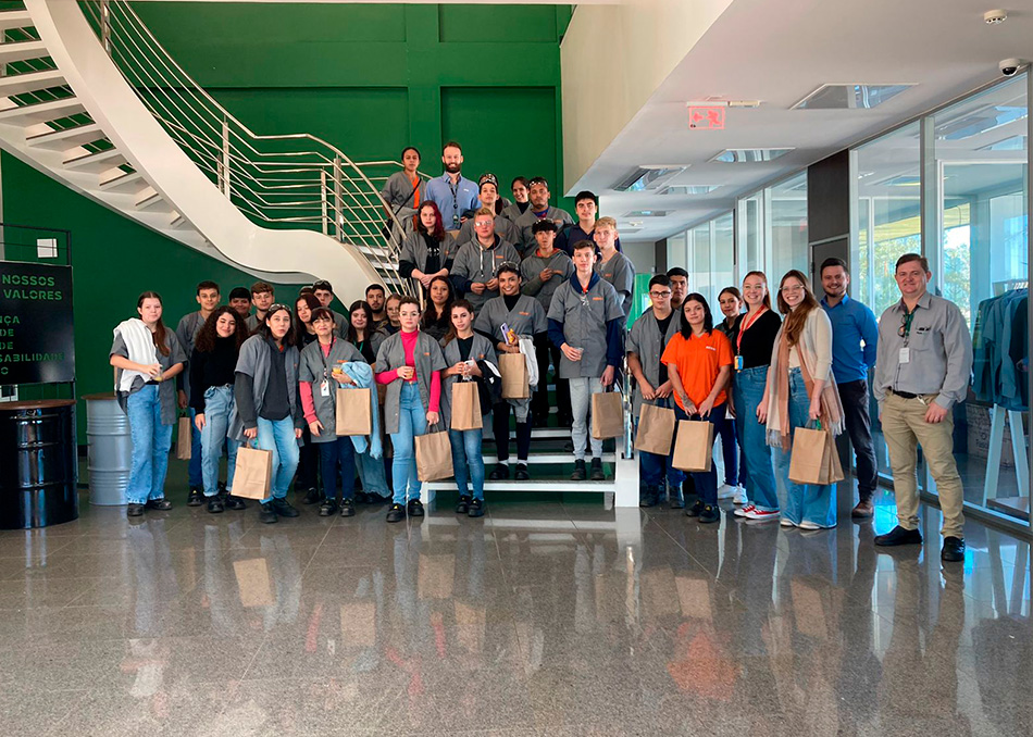 SAUR recebe a visita dos alunos dos cursos de Programador de CNC e Ferramentaria do SENAI