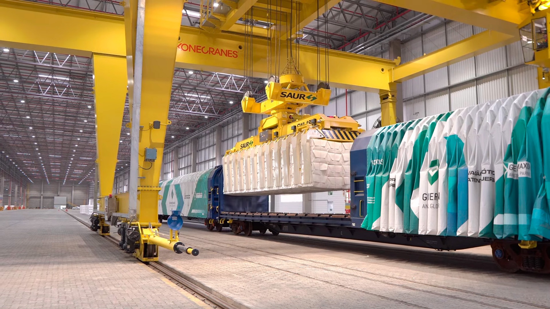 Eficiência e segurança no manuseio de fardos de celulose