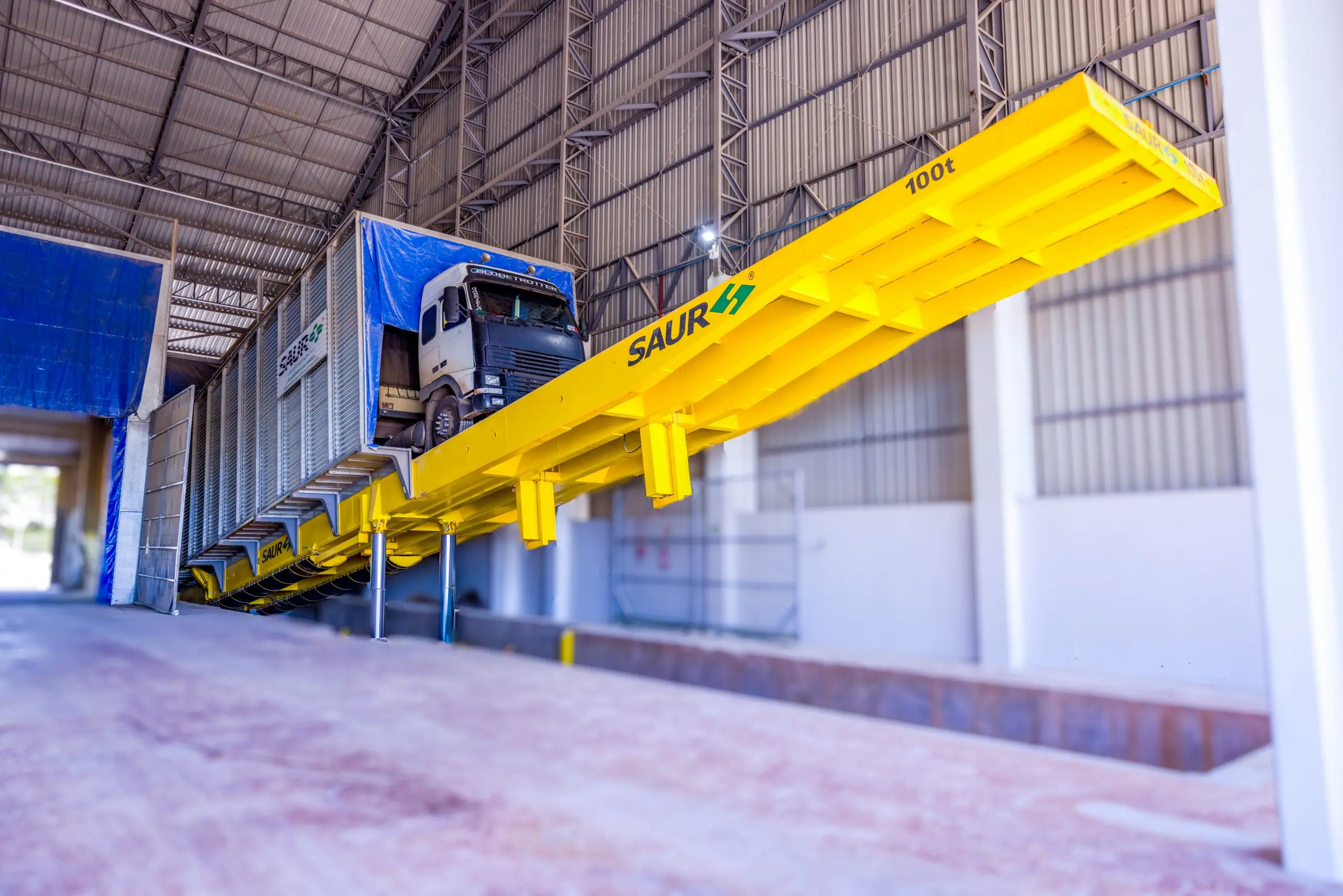 Integra captação, filtragem e enclausuramento para eliminar emissões e garantir um ambiente de trabalho limpo e seguro.