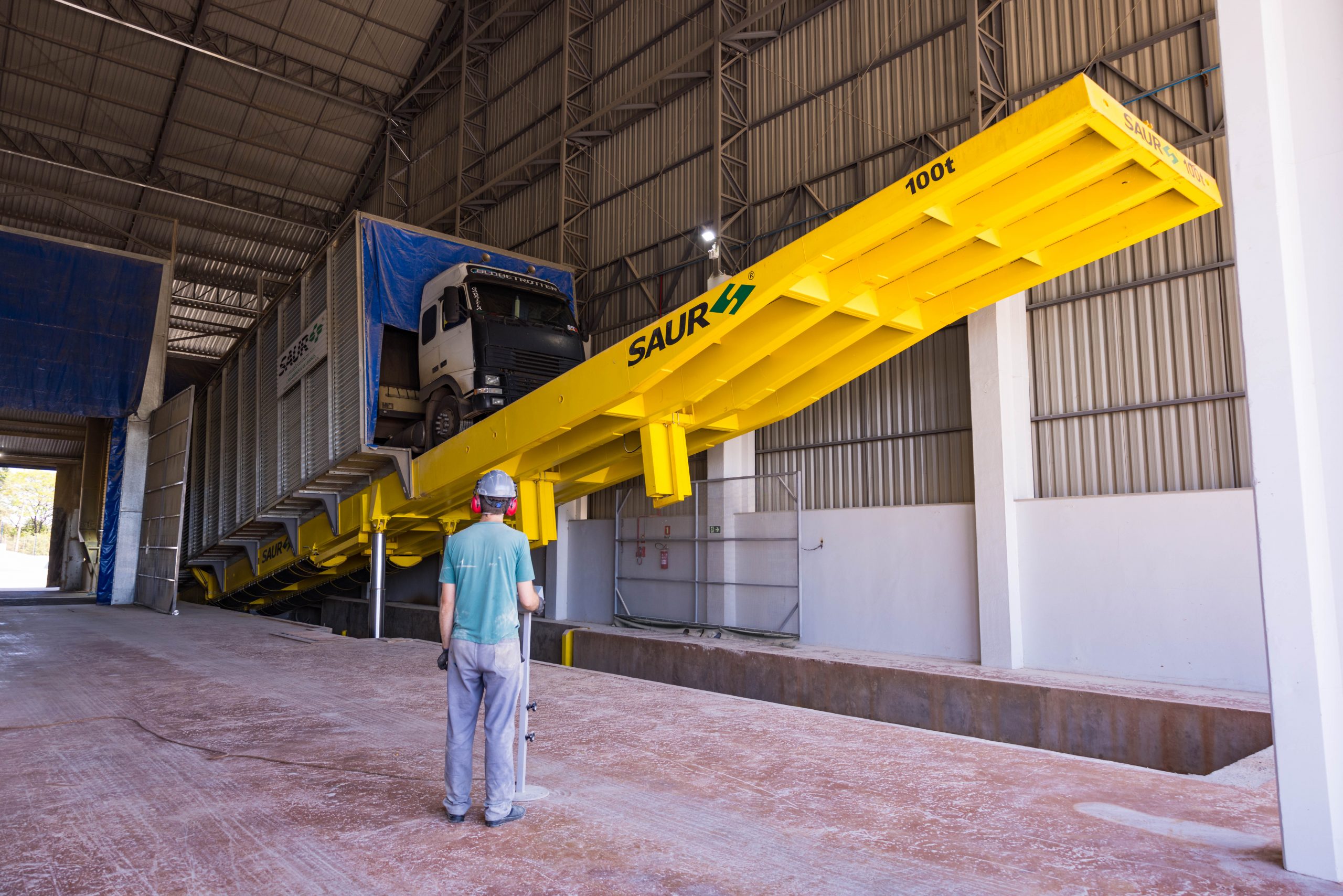 Integra captação, filtragem e enclausuramento para eliminar emissões e garantir um ambiente de trabalho limpo e seguro.